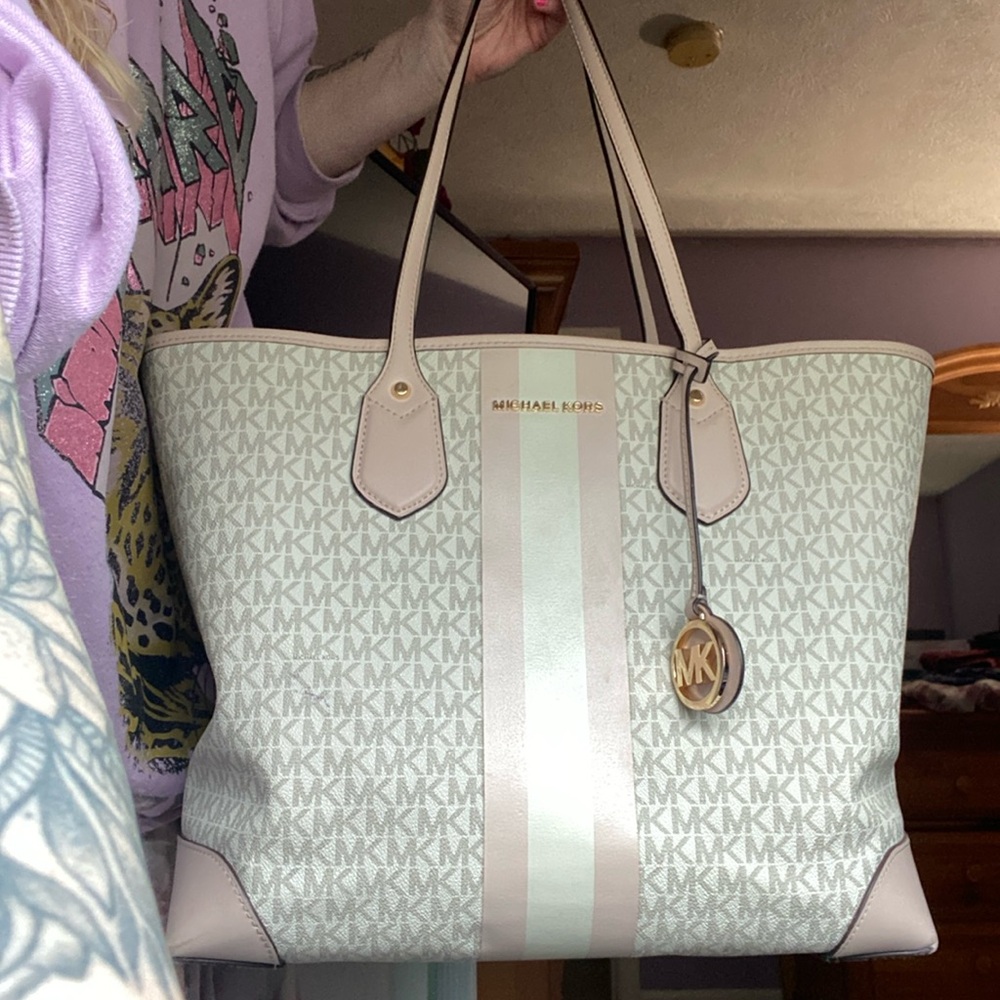 🎉HP🎉LARGE Pre-owned MK TOTE